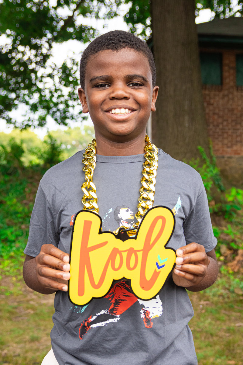 kooli takes picture with kool chain