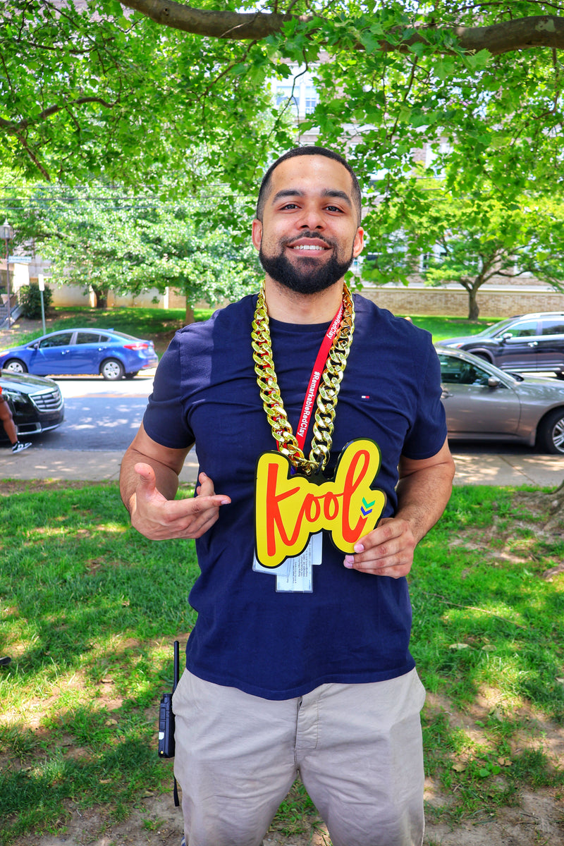 guy points at kool chain