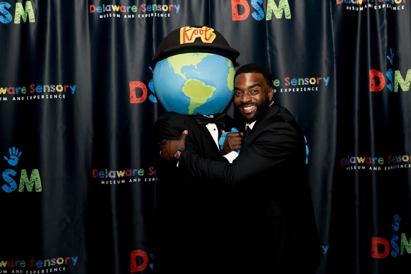 kooli hugging it out on the black carpet at the delaware sensory gala