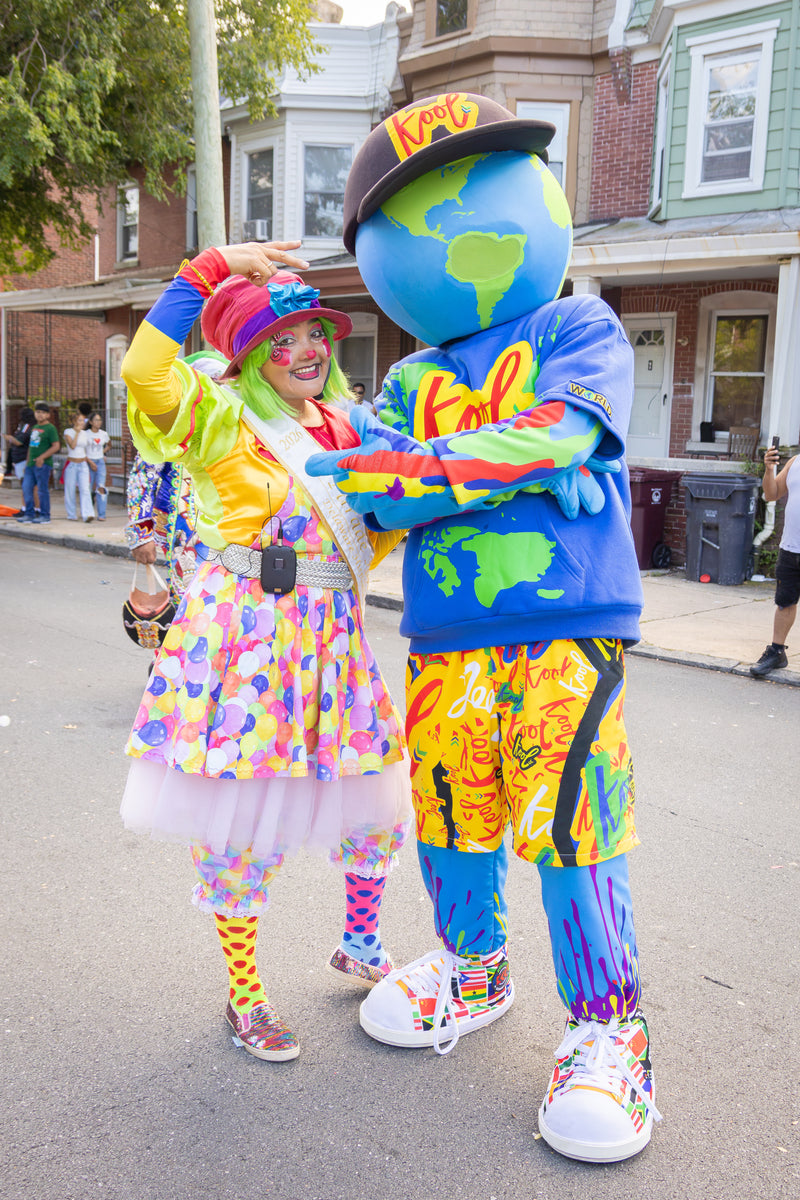 kooli takes picture with clown in the middle of the street