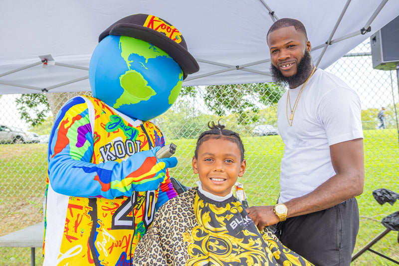 kooli cuts hair at tressi day