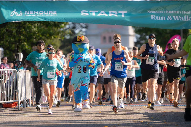 kooli ruunning with runner in the nemours 5k walk run in wilmington delaware