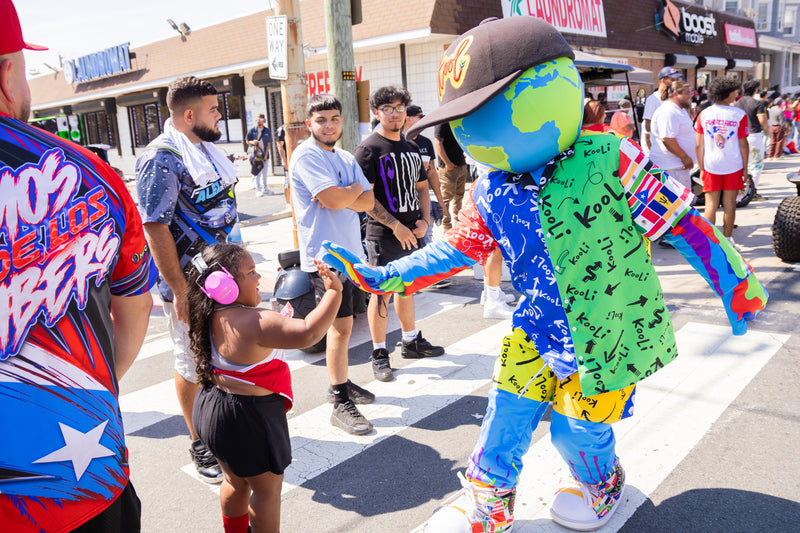 kooli having a moment with parade attendee