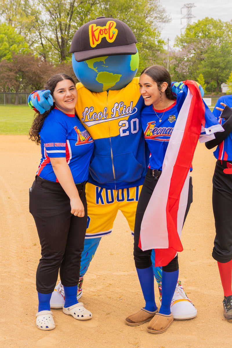 Kooli takes picture with female baseball players
