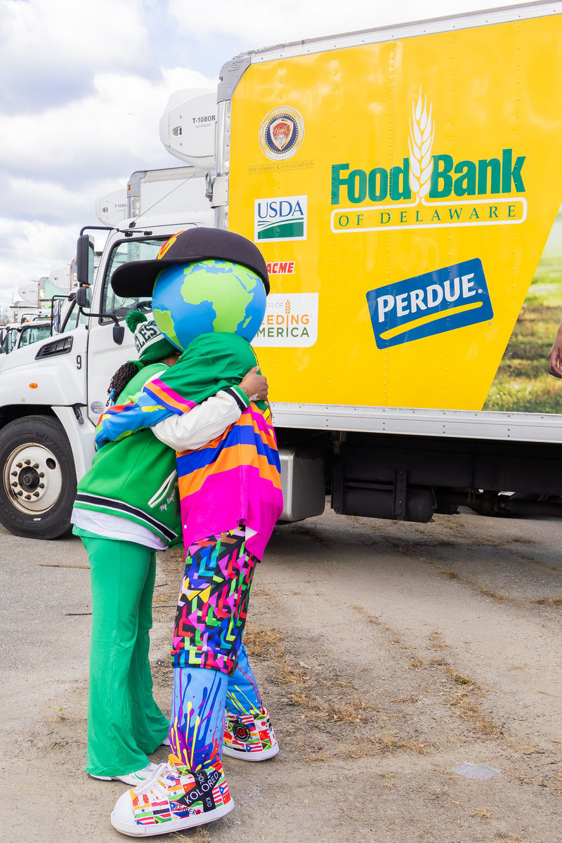 kooli hugging it out with attendee at food bank of delaware event