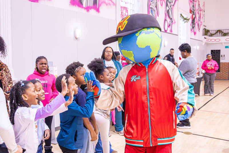 kooli high fiving with kids at christmas giveaway
