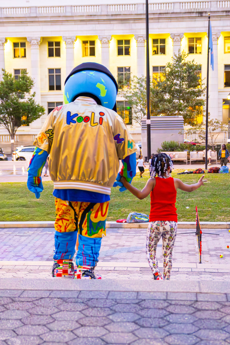 kooli holds nd with little girl in rodney square in wilmington delaware