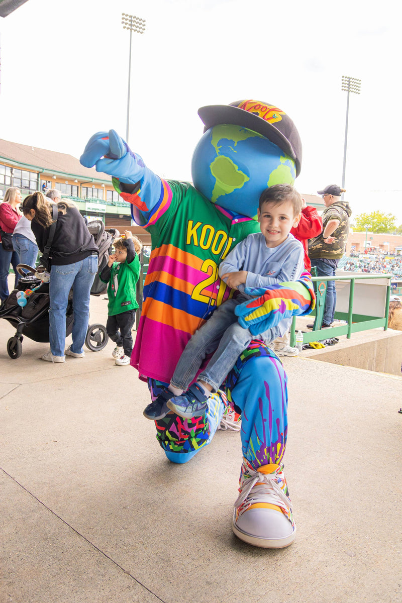 kid sits on kooli's lap to take photo