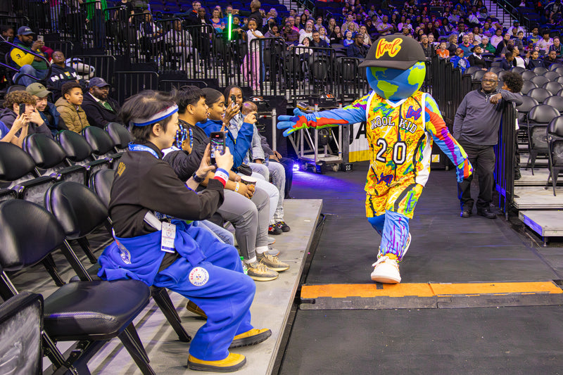 kooli makes his grand entrance at harlem globetrotters 100 year tour in philadelphia