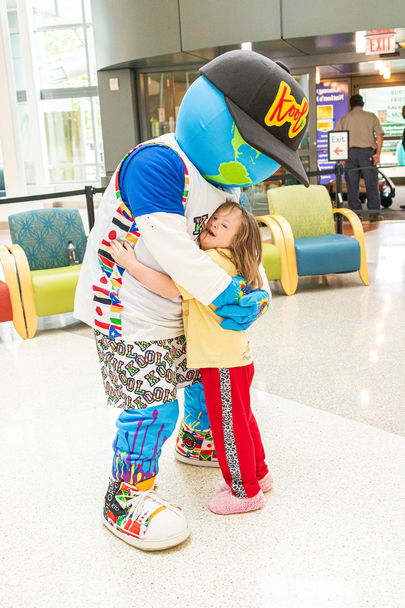 kooli hugs girl at nemours hospital