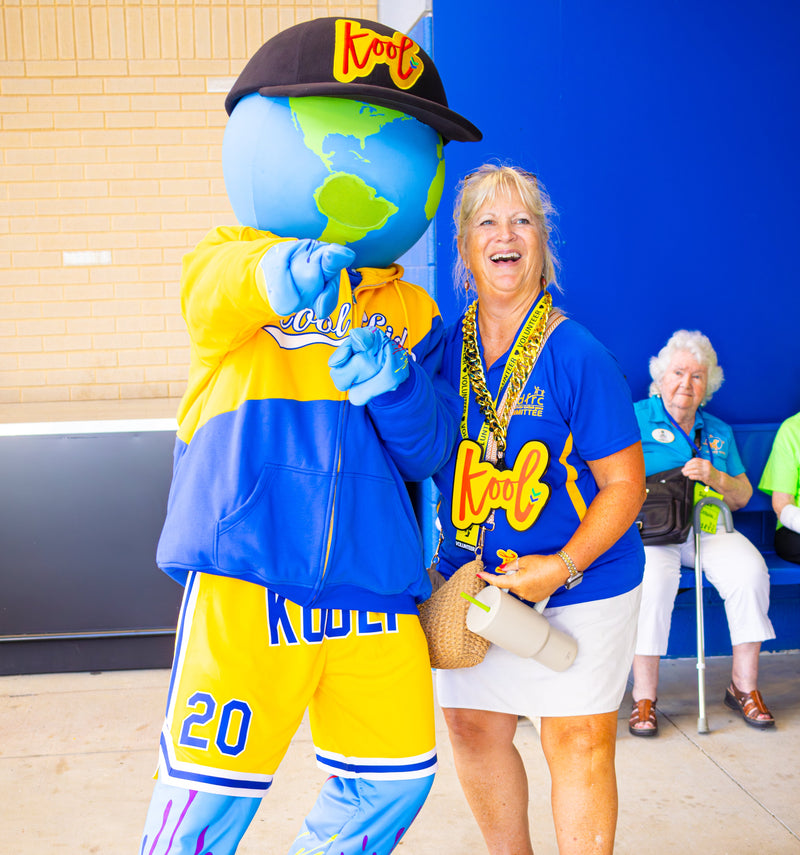 kooli posing with smiling lady at university of delaware