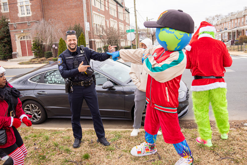 kooli laughing with police man