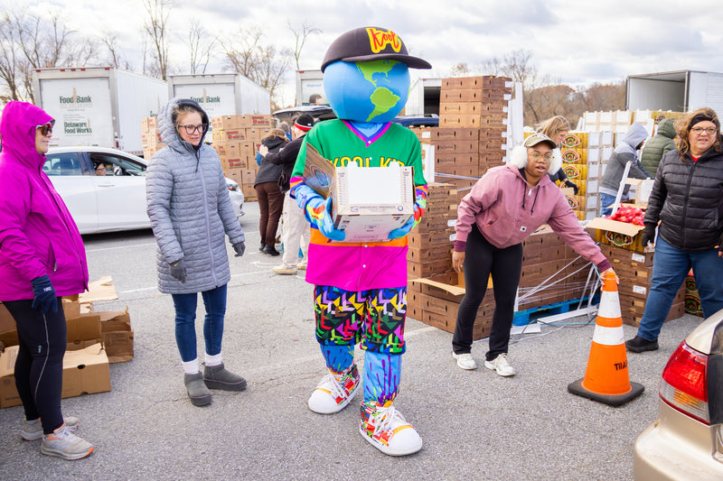 kooli helping out at the food bank of delaware food pantry