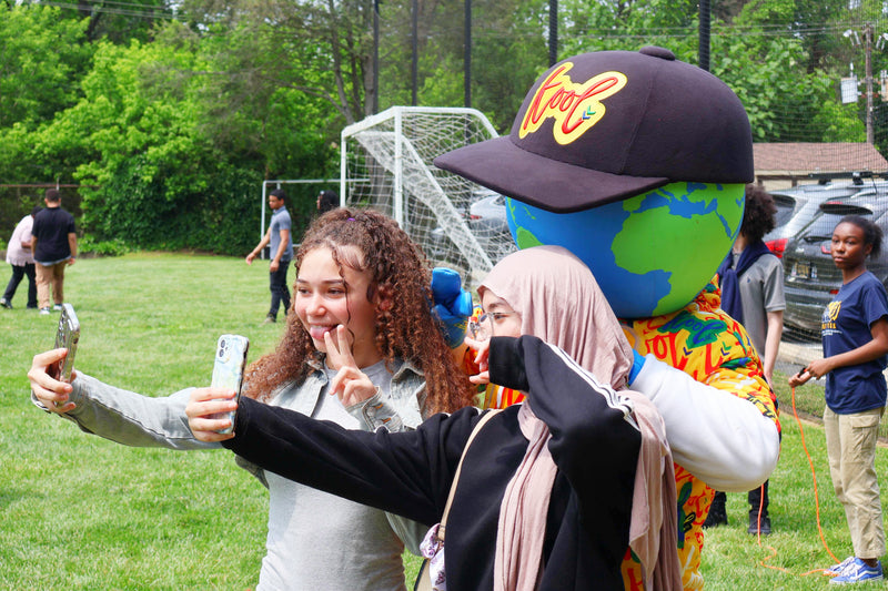 teens at event take selfies with kooli!