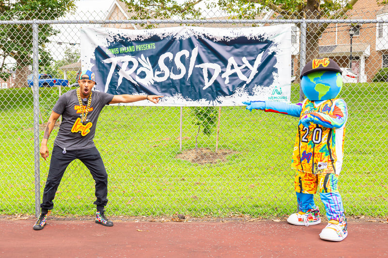 kooli and creator take a picture at tressi day sign